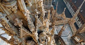 Ang Milan Cathedral ay isang perpektong halimbawa ng pinahusay na arkitektura ng Gothic